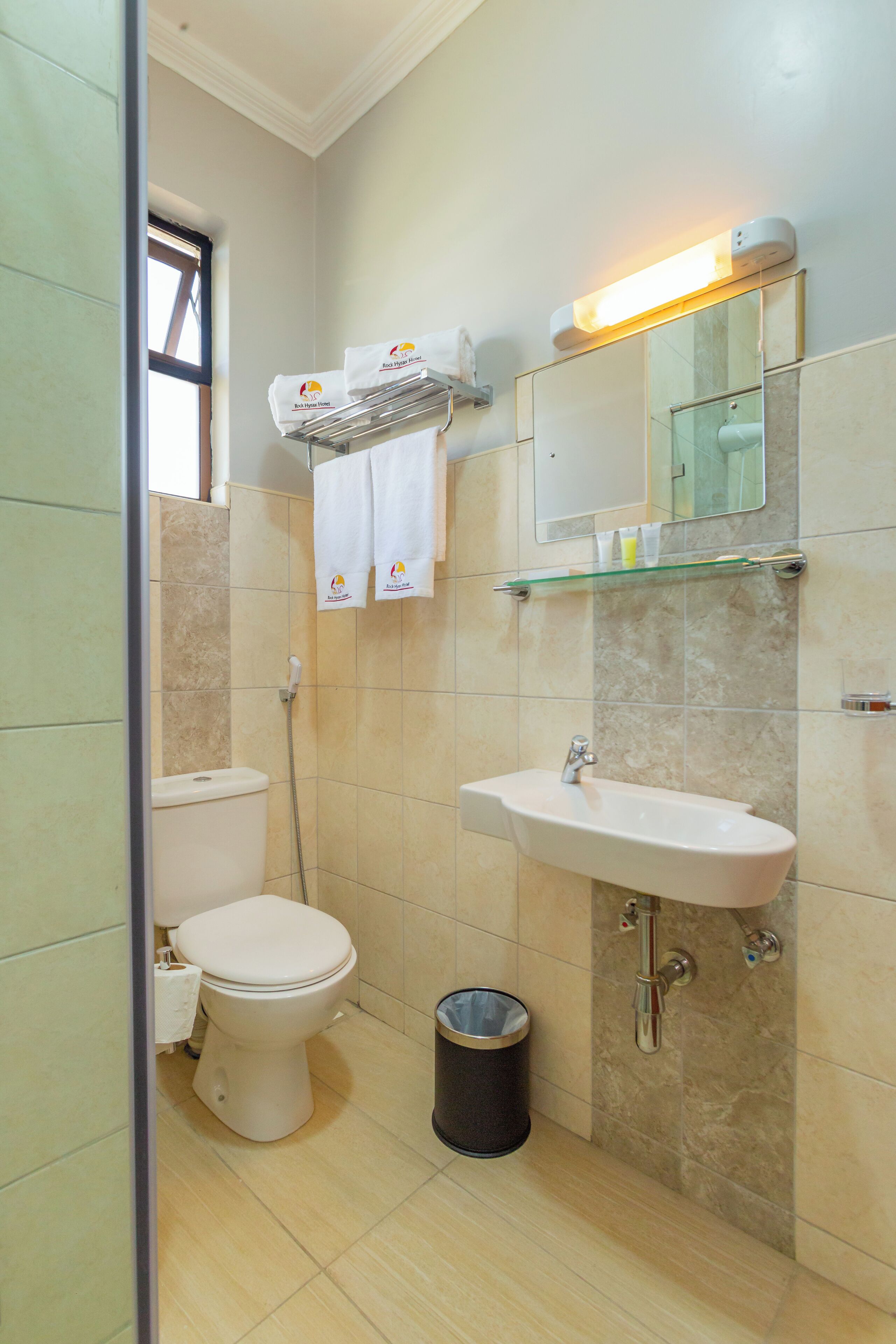 Ein Badezimmer mit Toilette, Waschbecken und Dusche.