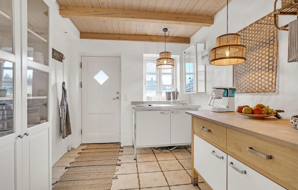Køleskab, kogeplade, kaffe-/temaskine
