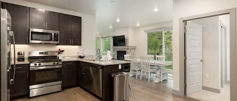 Refrigerador, microondas, horno, placa de cocina