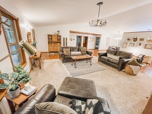 TV connectée, livres, chaîne hi-fi