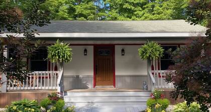 Cozy cottage tucked in the woods. 5 minutes from Cave Point and Whitefish Dunes.