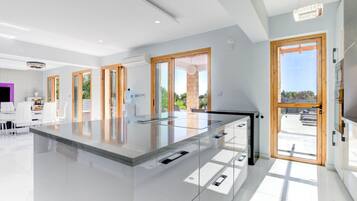 Kühlschrank, Mikrowelle, Ofen, Geschirrspüler