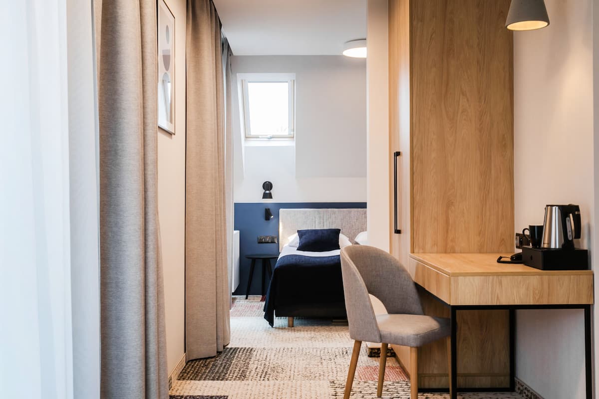 Deluxe-rum | Skrivbord, arbetsyta för laptop, mörkläggningsgardiner och ljudisolering