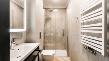 Comfort Room | Bathroom | Shower, rainfall showerhead, free toiletries, hair dryer