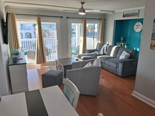 Top Floor Jacksonville Beach Condo,Walk to Beach,2 King Suites,Near TPC Sawgrass