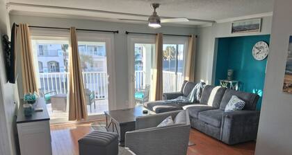 Top Floor Jacksonville Beach Condo,Walk to Beach,2 King Suites,Near TPC Sawgrass