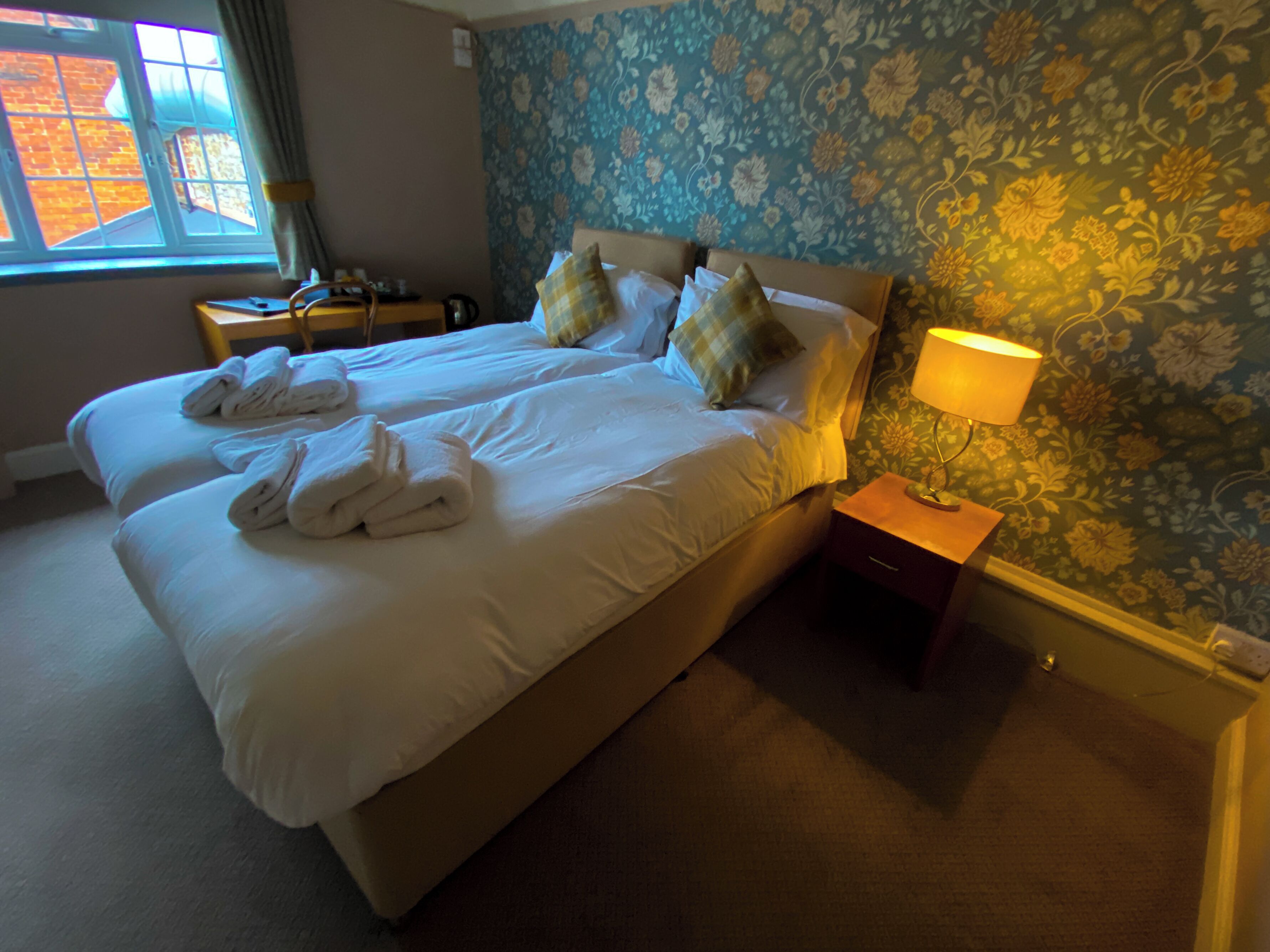 ツインルーム | アイロン / アイロン台、WiFi (無料)、ベッドシーツ