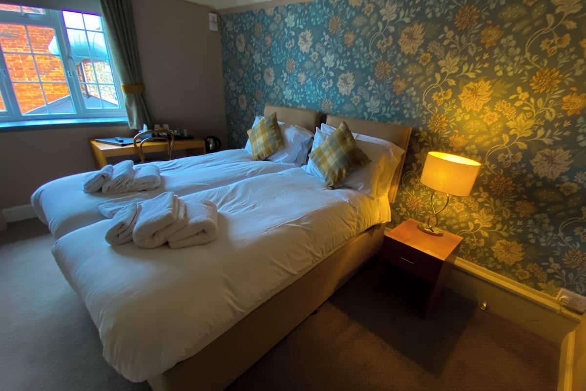 ツインルーム | アイロン / アイロン台、WiFi (無料)、ベッドシーツ