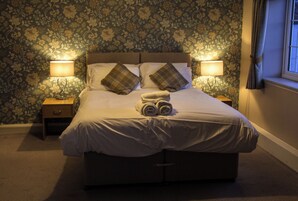 Tabla de planchar con plancha, wifi gratis y ropa de cama 