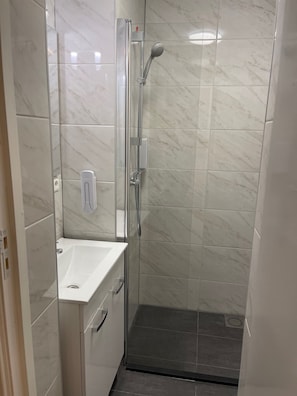 Quarto solteiro standard | Banheiro | Secador de cabelo 