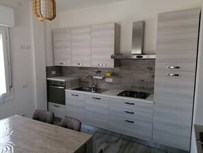 Kühlschrank, Ofen, Herdplatte, Geschirrspüler