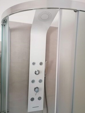 Dusche, Haartrockner, Bidet, Handtücher