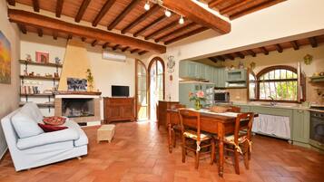 Casa Standard, 3 camere da letto, 2 bagni, lato montagna (Da Maria) | Area soggiorno | TV, caminetto