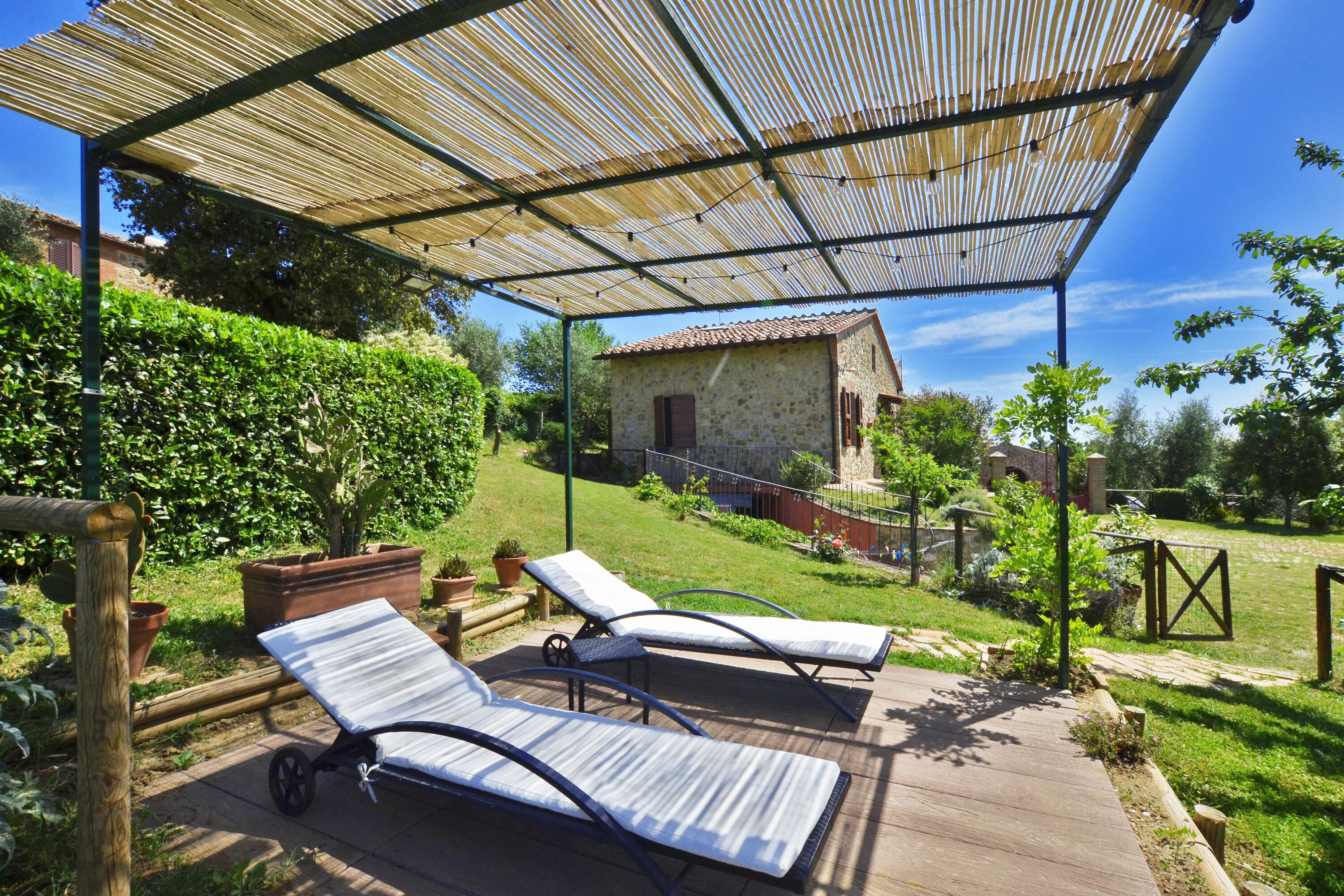Casa Standard, 3 camere da letto, 2 bagni, lato montagna (Da Maria) | Esterni