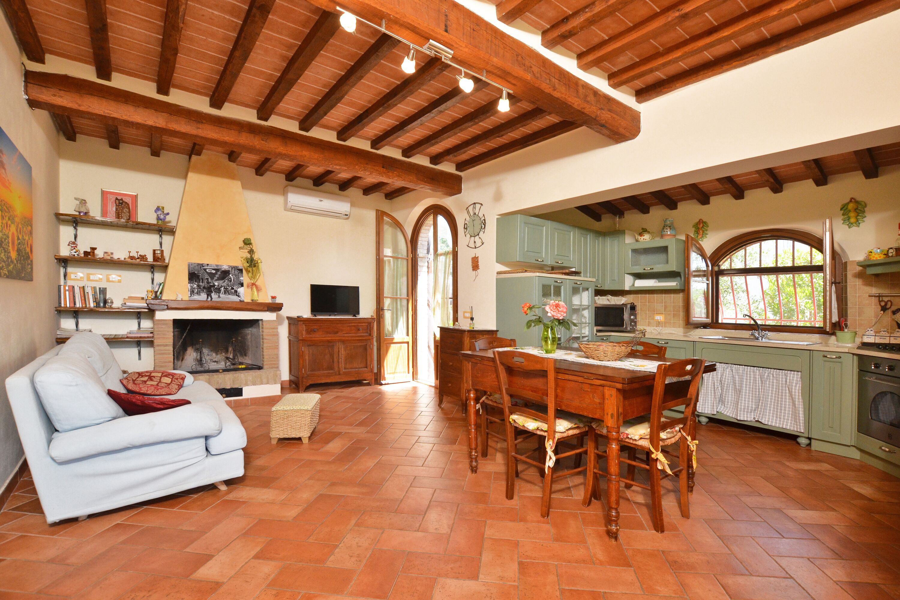 TV a schermo piatto, caminetto