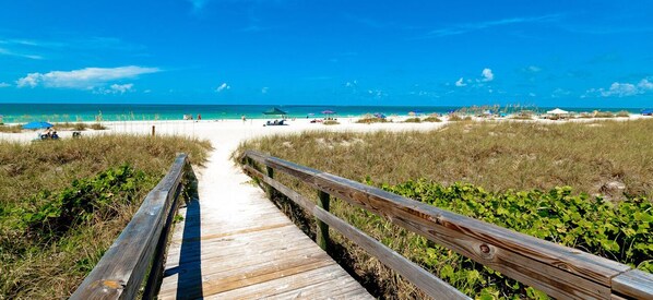 Beach nearby - Island Walk, Cove 207 Overlooking Natural Preserve With A Pool (Holmes Beach)