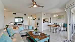 Interior - Island Walk, Cove 207 Overlooking Natural Preserve With A Pool (Holmes Beach)