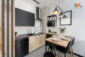 Premium-Apartment, 1 Schlafzimmer, Gartenblick | Eigene Küche | Herdplatte, Kochgeschirr/Geschirr/Besteck, Küchenrolle