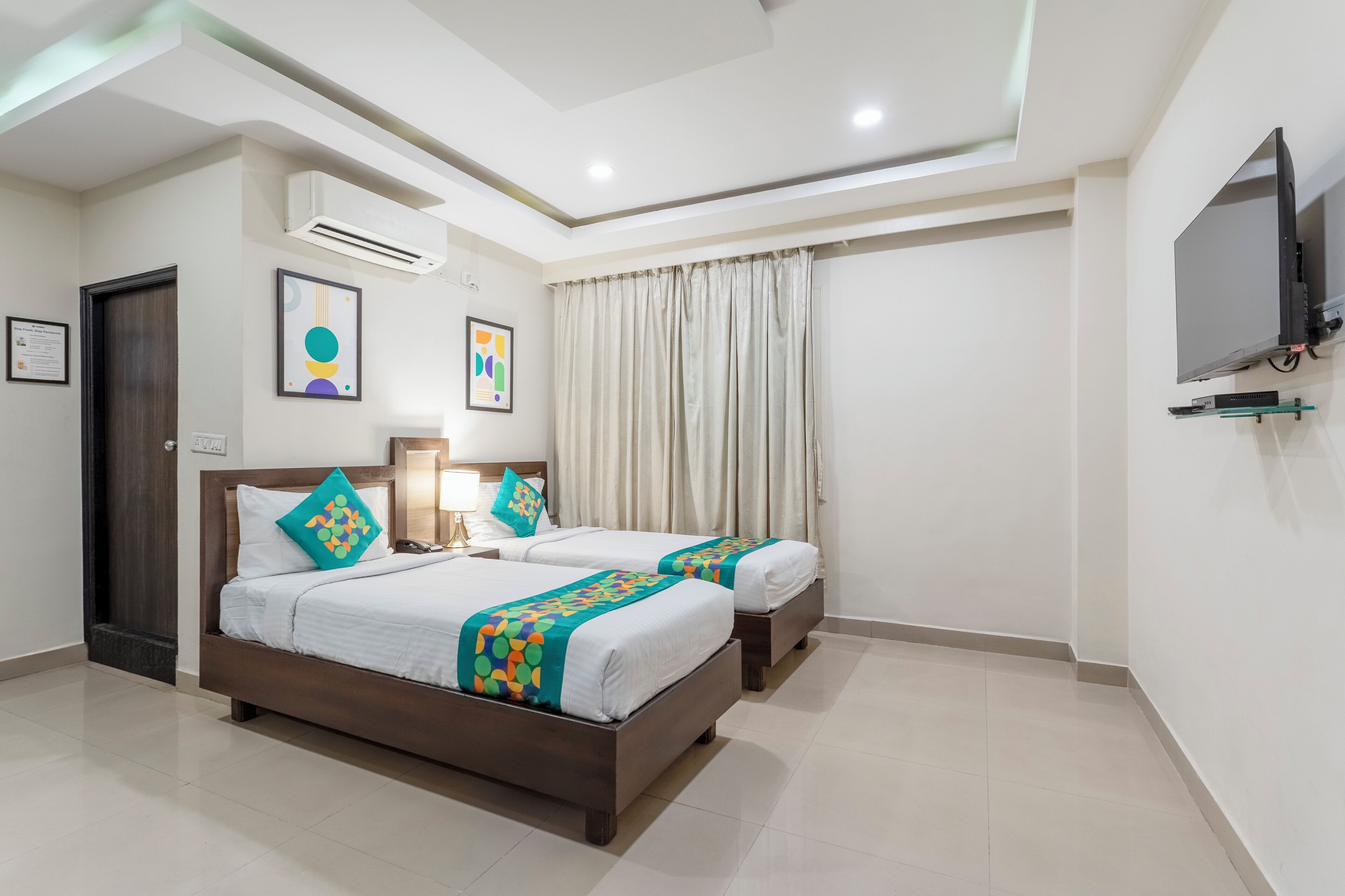 Escritorio y tabla de planchar con plancha 