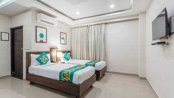 Escritorio y tabla de planchar con plancha