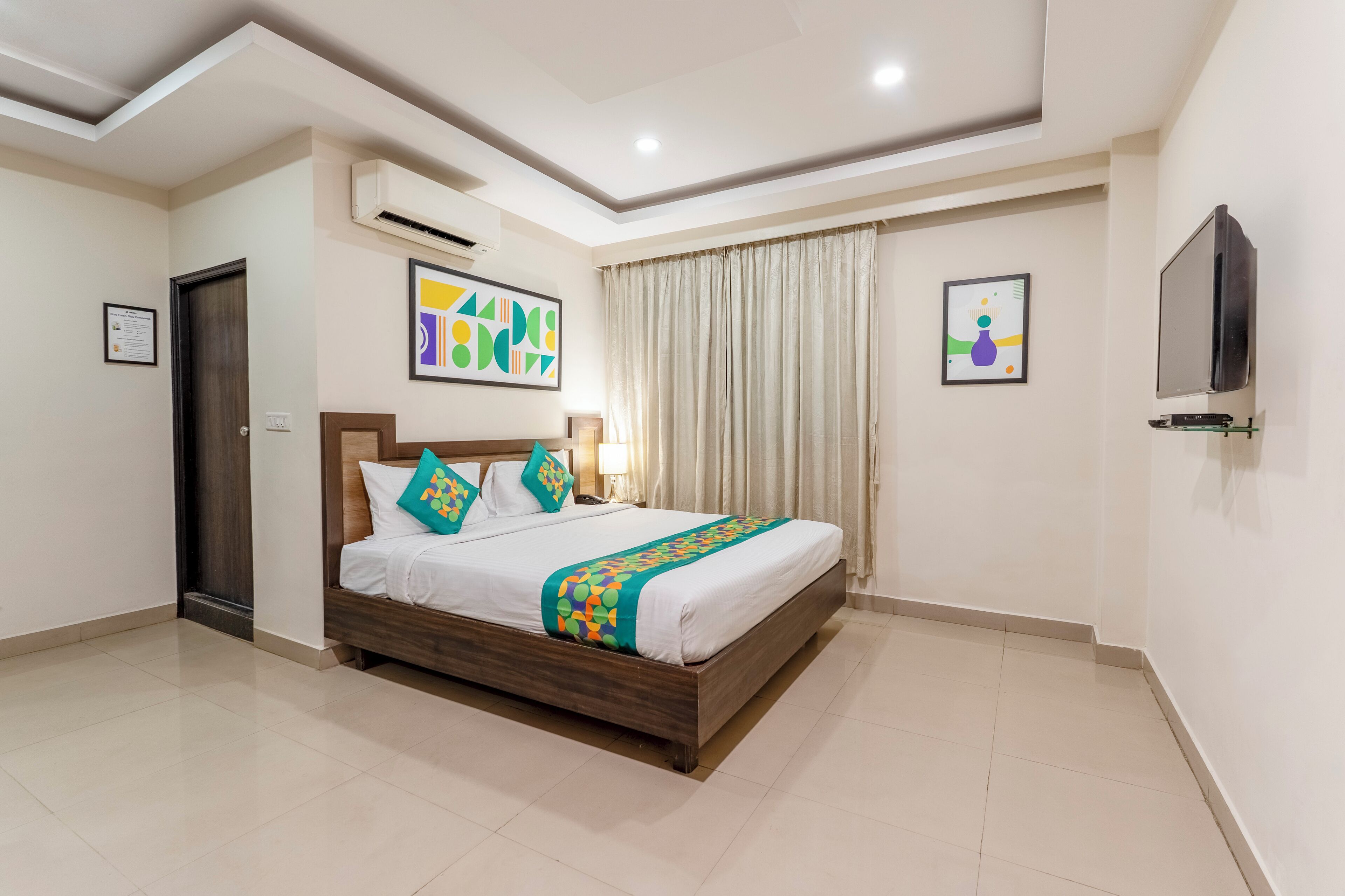 Habitación doble estándar | Escritorio y tabla de planchar con plancha 