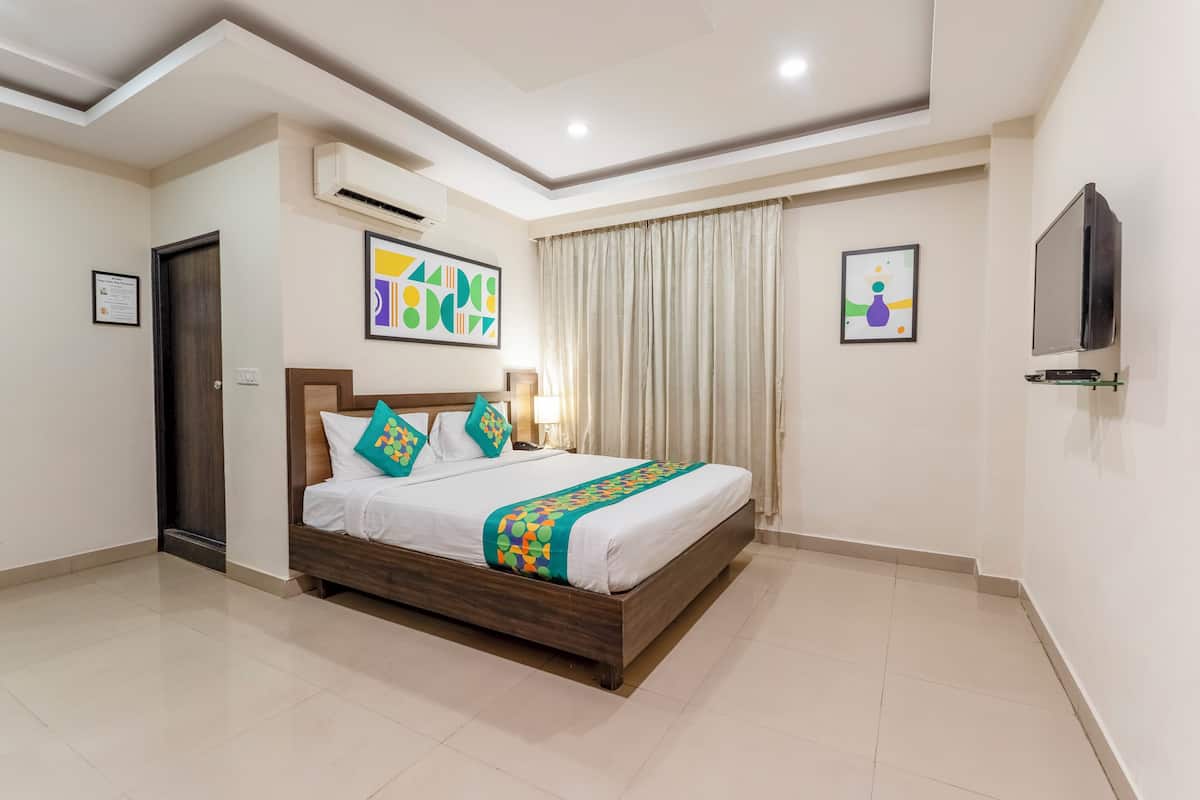 Standard Double Room | Desk, iron/ironing board