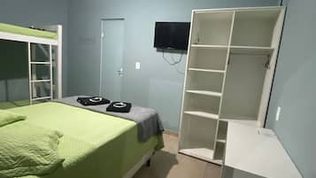 Topazio | Desk, free WiFi, bed sheets