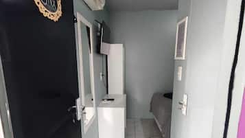 Jade | Desk, free WiFi, bed sheets