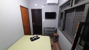 Jade | Desk, free WiFi, bed sheets - Maga Inn House - Vila Germânica (Blumenau)