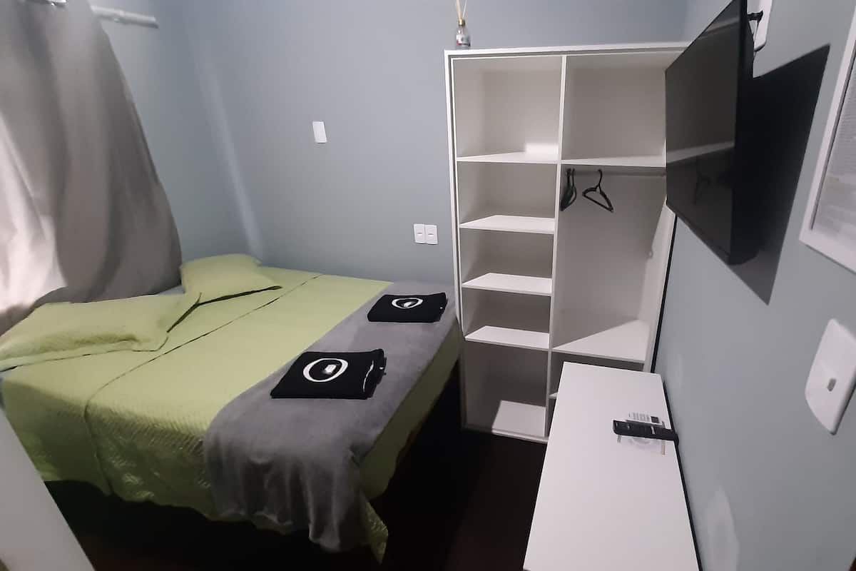 Cristal | Een bureau, gratis wifi, beddengoed