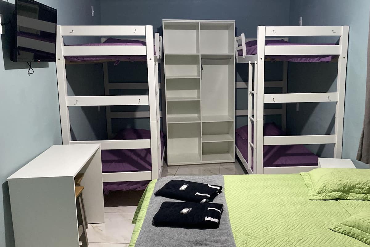 Esmeralda | Een bureau, gratis wifi, beddengoed