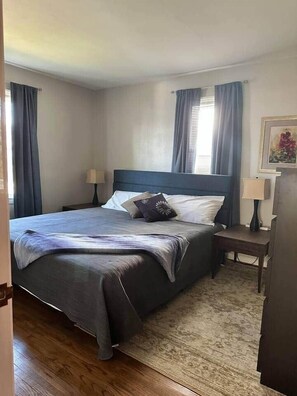 2 bedrooms, desk, iron/ironing board, free WiFi - Pets welcome/King Bed/park/zoo/UTMC/DT Toledo/COZY (Toledo)