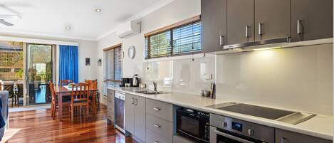 Refrigerador, horno, lavavajillas y cafetera y tetera