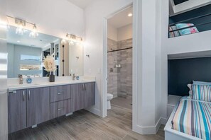 5 makuuhuonetta, työpöytä, silitysrauta/-lauta, ilmainen Wi-Fi