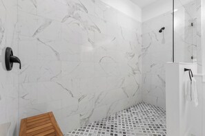 Combined shower/bathtub, hair dryer, towels - Water Waves – 3rd Floor Condo #333 with Golf & Ocean Views at Cinnamon Beach (Palm Coast)