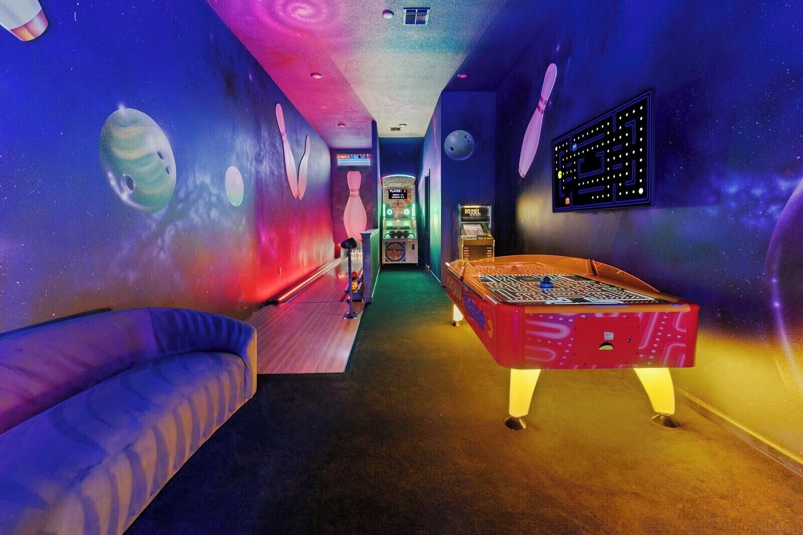 Een bowlingbaan met een automatische pinzetter en een flipperkast.