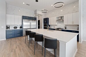 Fridge, microwave, oven, stovetop - Musical Villa w Rock N' Roll Arcade, Safari Theme BR, Theater & Gym - Near Parks (Davenport)