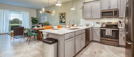 Køleskab, mikrobølgeovn, ovn, kogeplade