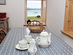 Kylskåp, diskmaskin och grytor/köksredskap