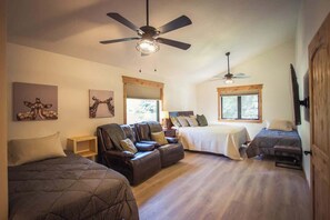 4 bedrooms, iron/ironing board, travel cot, free WiFi - Luxury Cabin in the Heart of McCall (McCall)