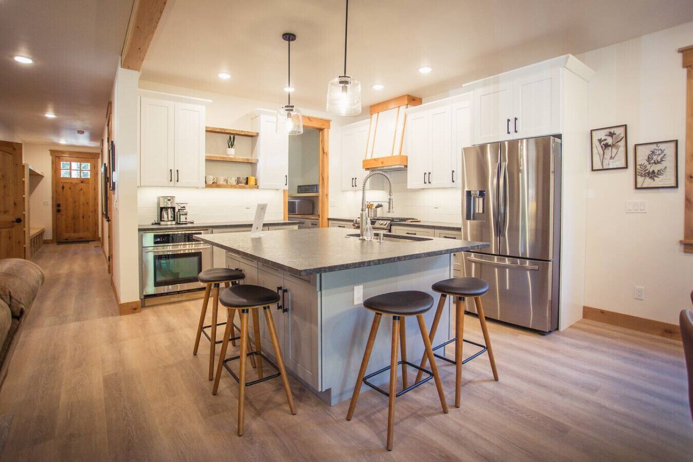 Kylskåp, mikrovågsugn, ugn och spishäll