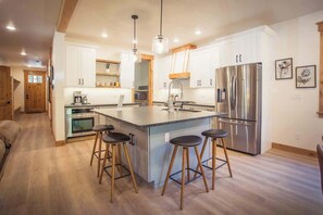 Fridge, microwave, oven, stovetop - Luxury Cabin in the Heart of McCall (McCall)