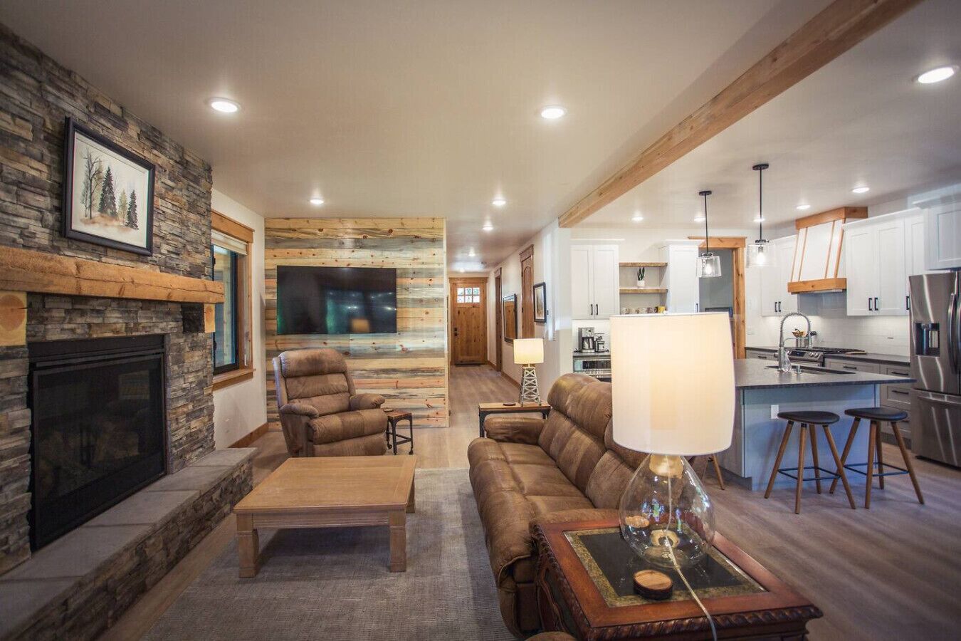 Älytelevisio, takka, kirjoja, suoratoistopalvelut