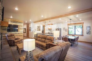 Smart TV, fireplace, books, streaming services