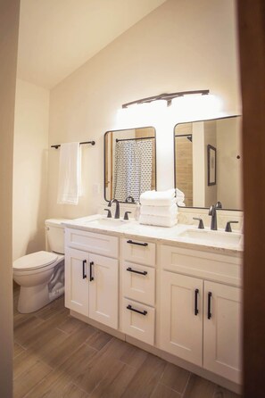Combined shower/bathtub, hair dryer, towels, soap - Luxury Cabin in the Heart of McCall (McCall)