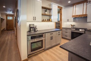 Køleskab, mikrobølgeovn, ovn, kogeplade