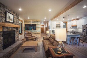 Smart TV, fireplace, books, streaming services - Luxury Cabin in the Heart of McCall (McCall)
