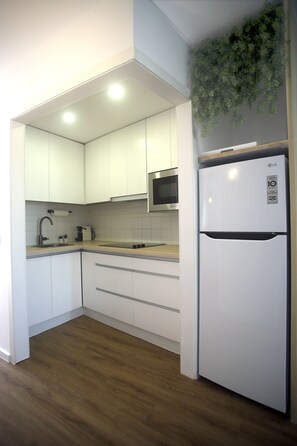 Een koelkast, een microgolfoven, een kookplaat