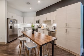 Classic Apartment, 1 Bedroom, Non Smoking | Private kitchen | Full-sized fridge, microwave, oven, stovetop - Kasa Scottsdale North Phoenix (Scottsdale)