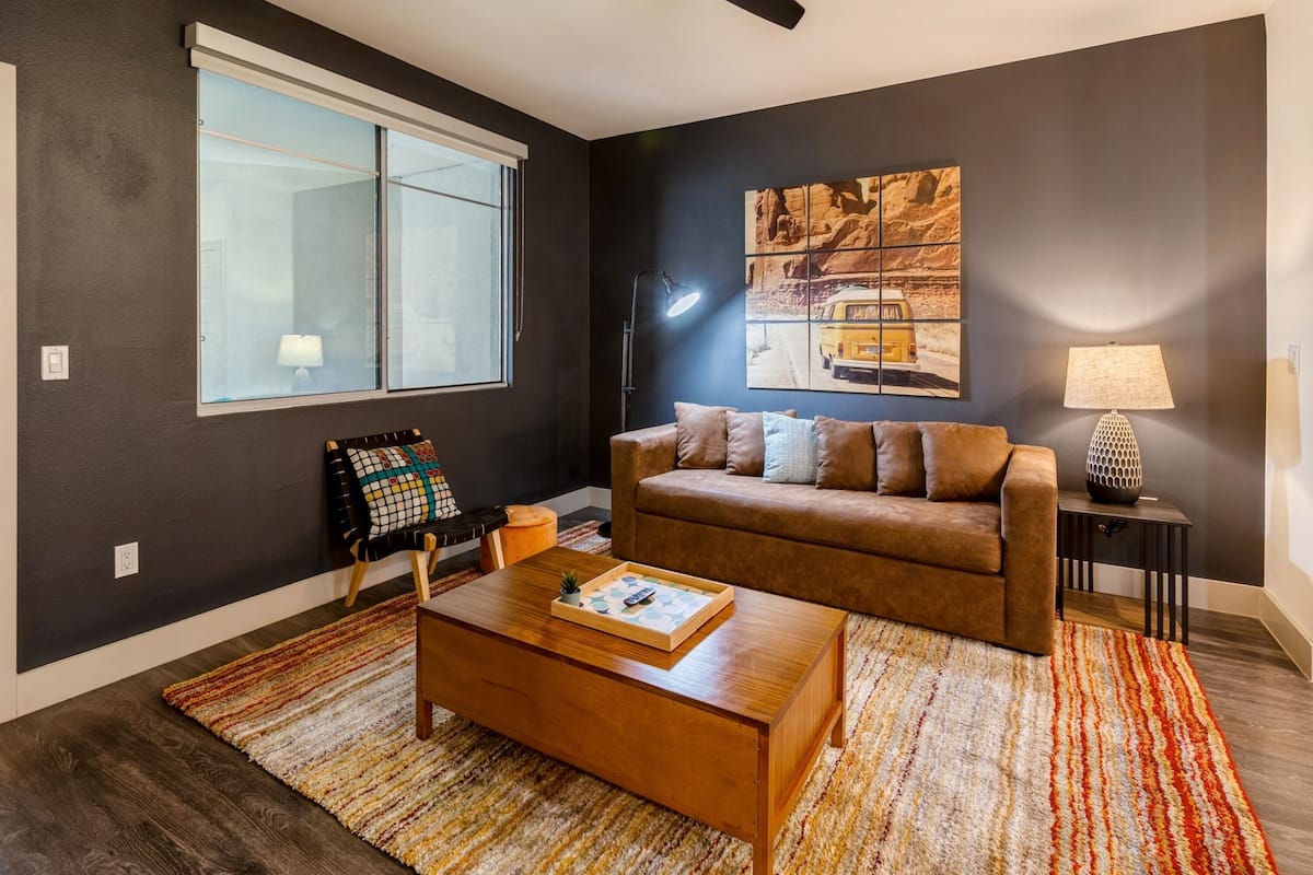Departamento, 1 cama Queen size (Self Check-in with Virtual Front Desk) | Área de sala de estar | Smart TV de 42 pulgadas con canales digitales y televisión